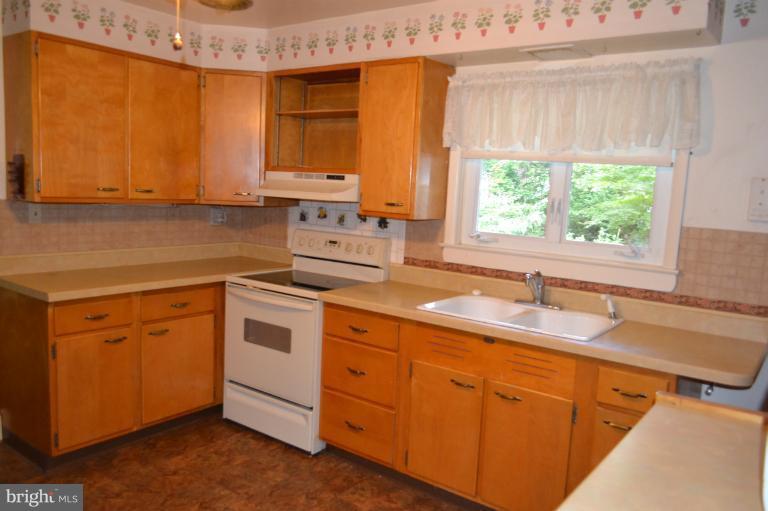 4024 Raleigh Road Baltimore, MD 21208 - Photo 3 of 25 Kitchen