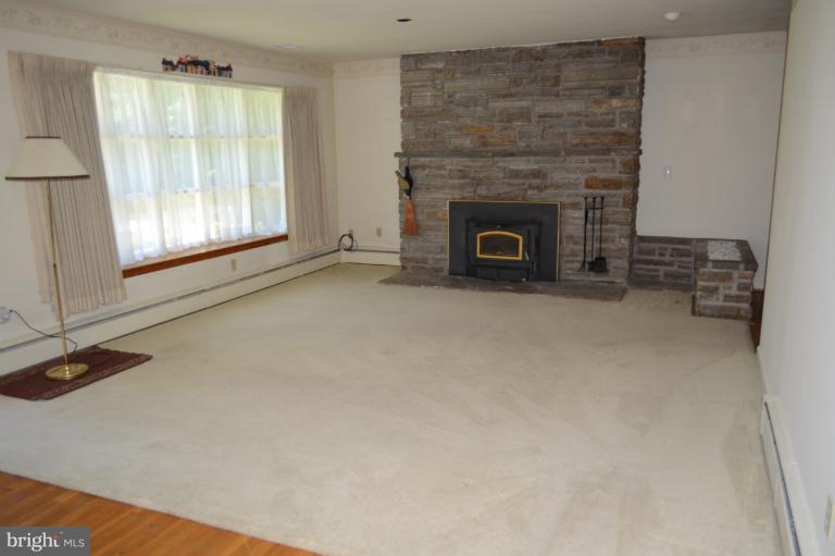 4024 Raleigh Road Baltimore, MD 21208 - Photo 6 of 25 Living Room