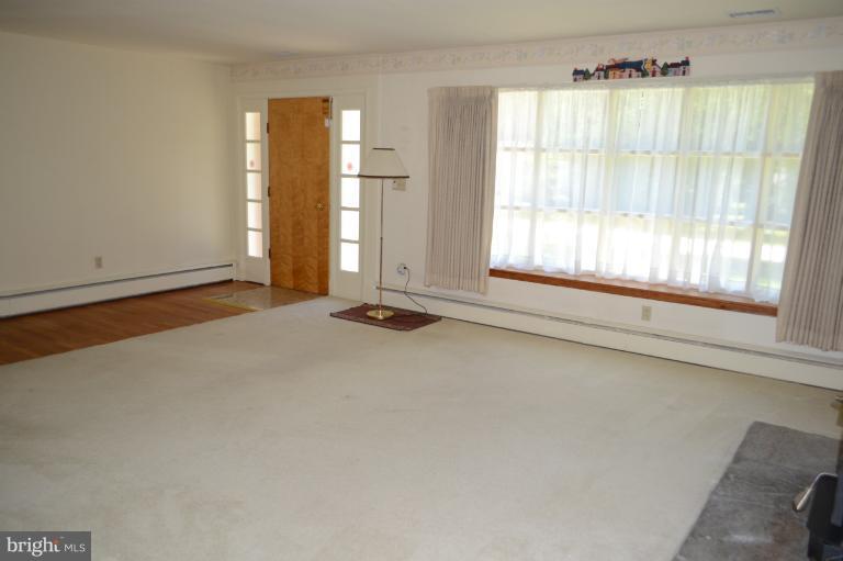 4024 Raleigh Road Baltimore, MD 21208 - Photo 7 of 25 Living Room