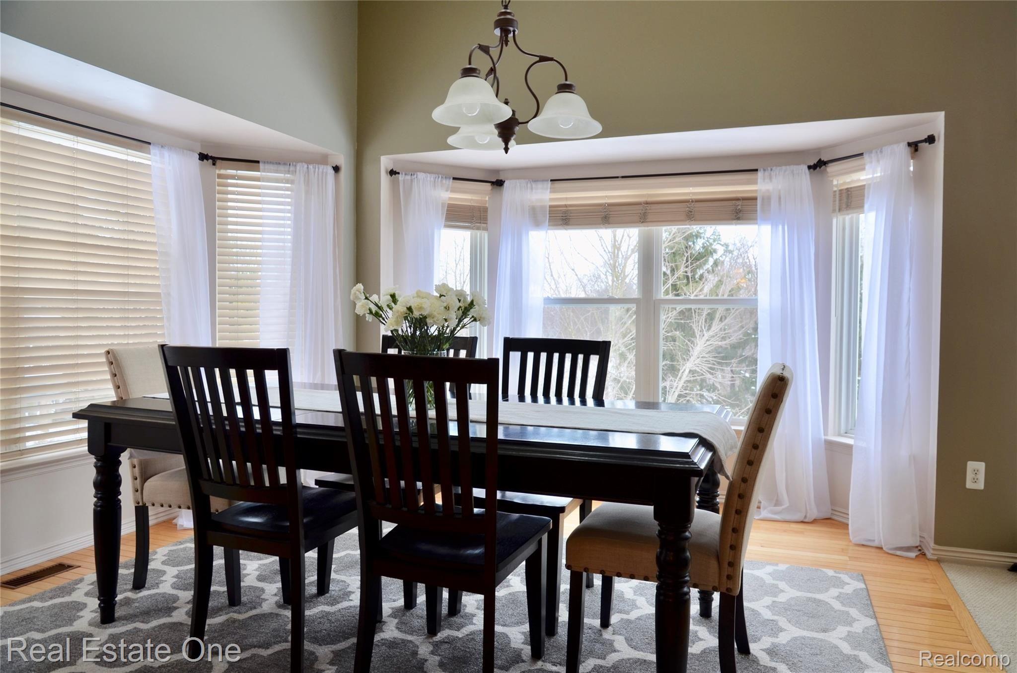 75 Ridge Field Court Oxford, MI 48371 - Photo 9 of 20 Dinning Room!