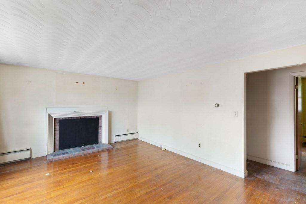 21 Robert Road Danvers, MA 01923 - Photo 2 of 10 Gallery Image 2