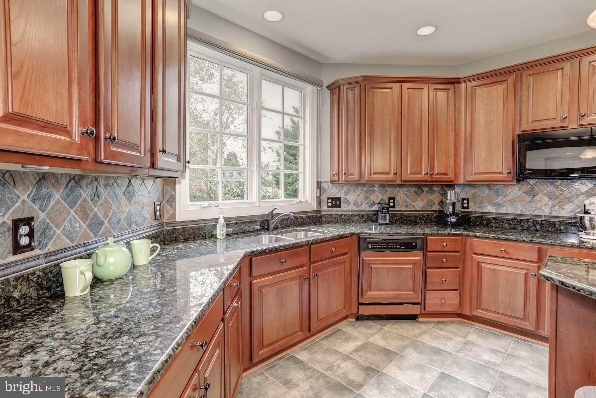 8317 Roxborough Loop Gainesville, VA 20155 - Photo 6 of 32 Eat-In Kitchen