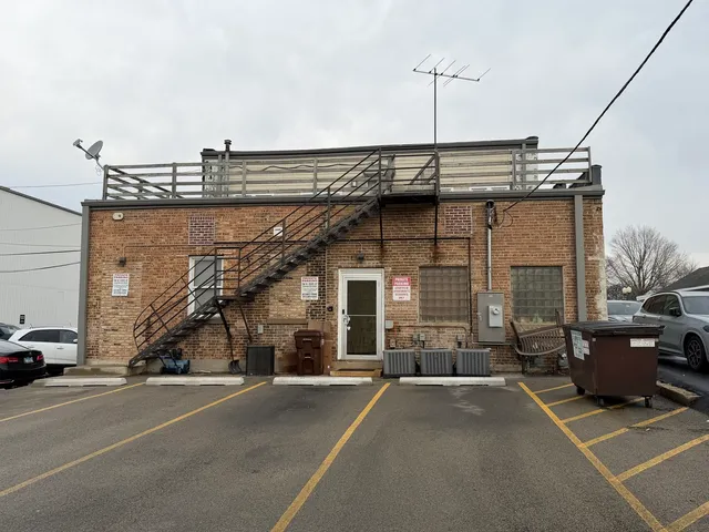 $975 | 134 West State Street, Unit 3, Sycamore, IL 60178