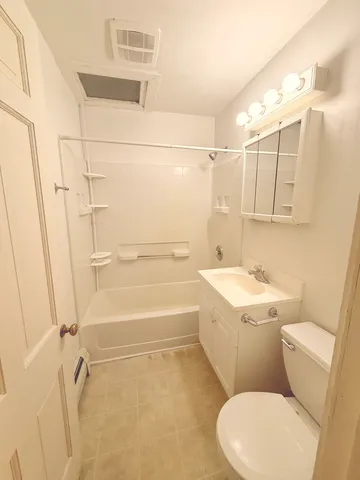 $975 | 134 West State Street, Unit 3, Sycamore, IL 60178