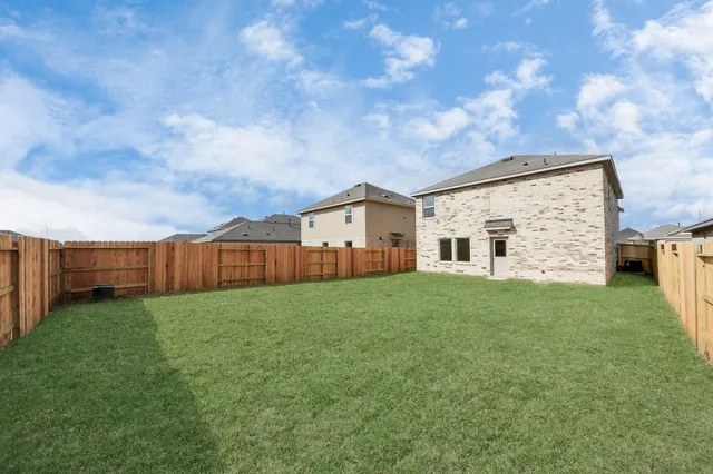 a view of a back yard