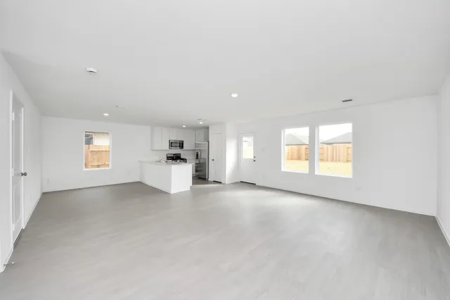 an empty room with windows and pillars in it