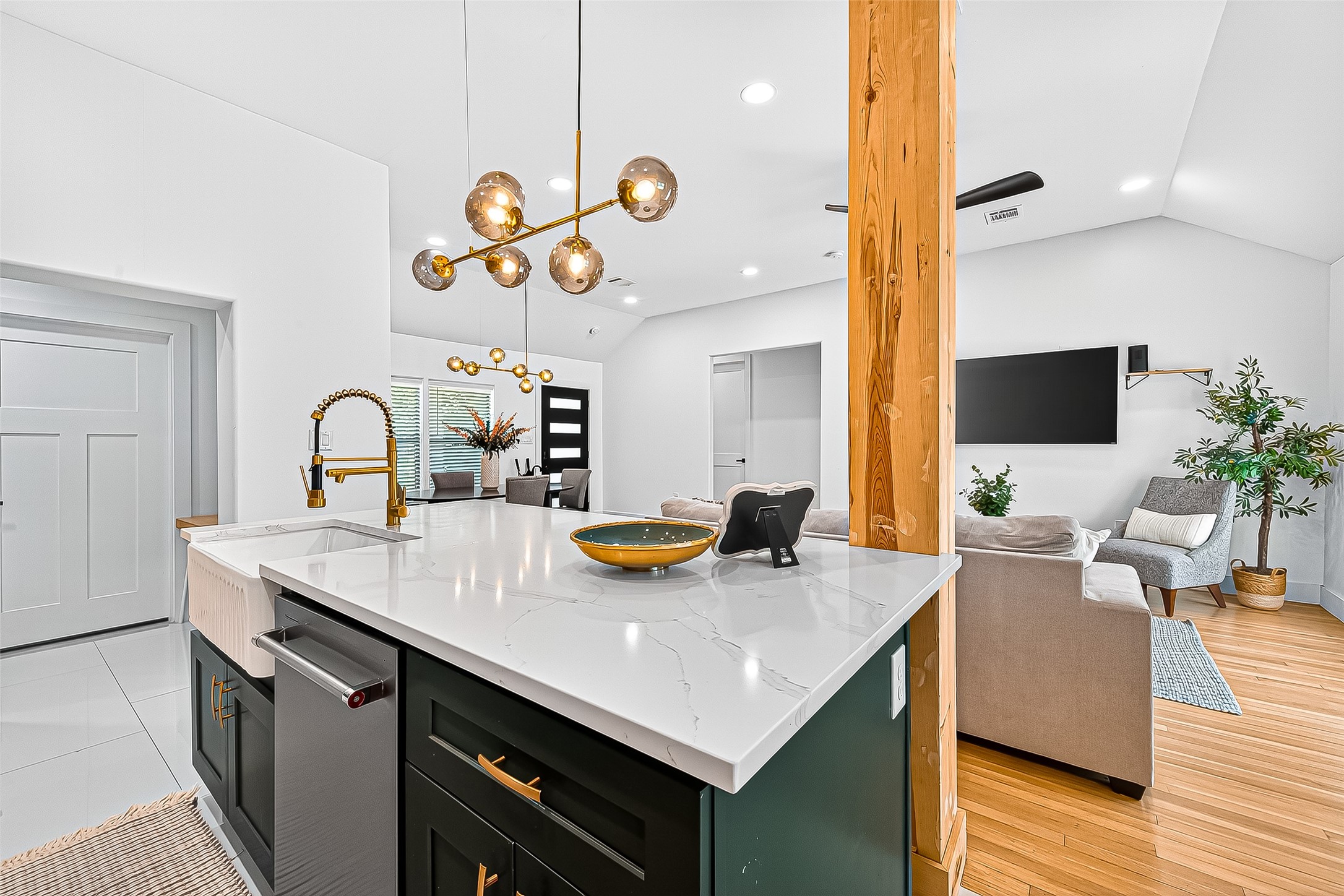 5121 Locust Street Bellaire, TX 77401 - Photo 13 of 43 Large island and bar area