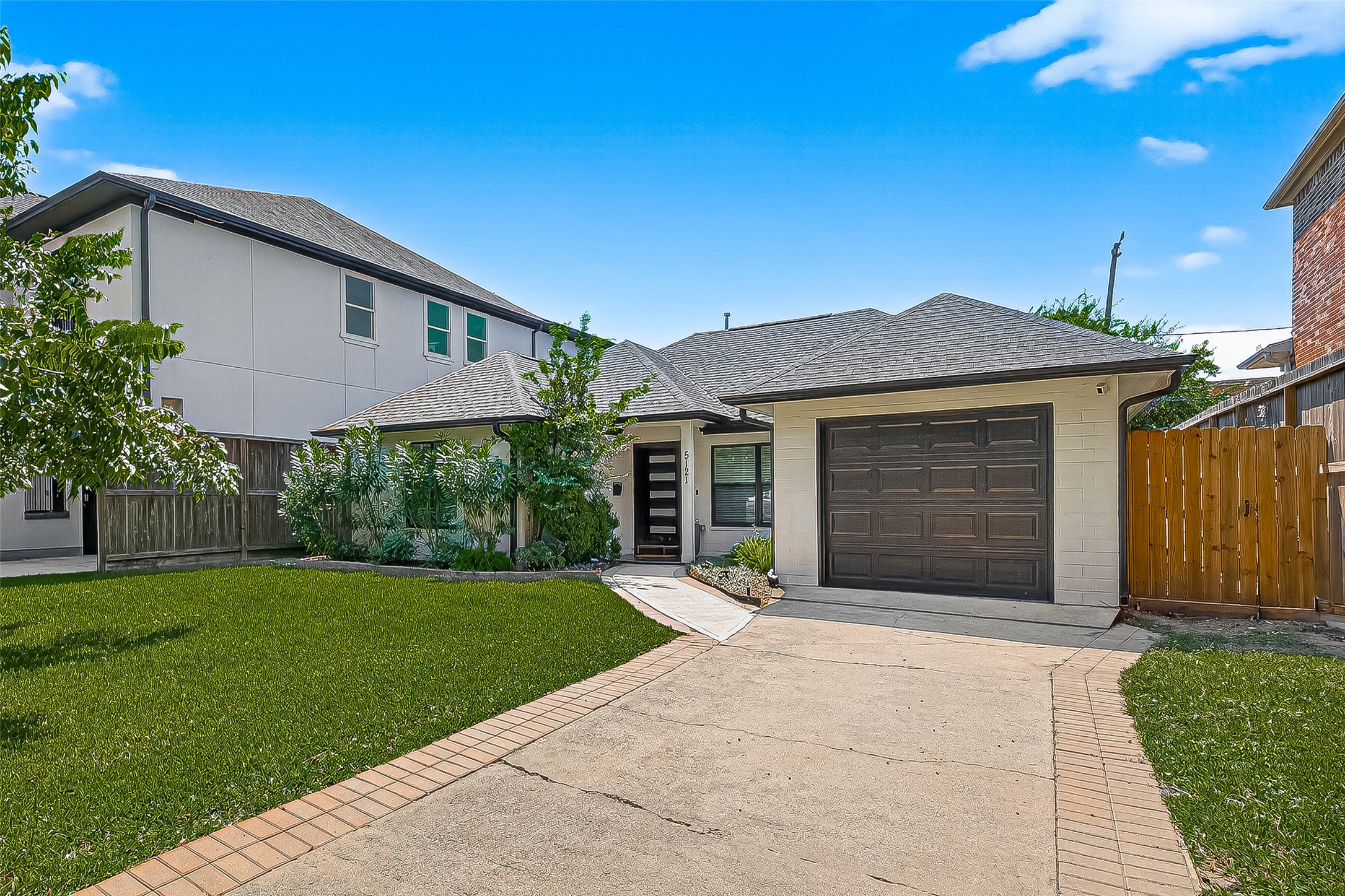 5121 Locust Street Bellaire, TX 77401 - Photo 3 of 43