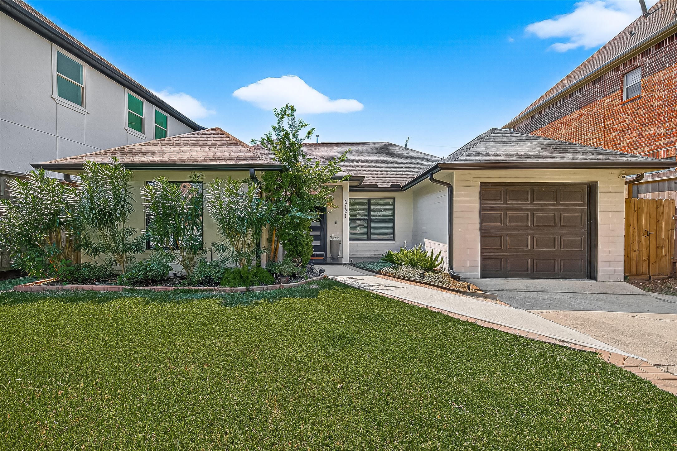 5121 Locust Street Bellaire, TX 77401 - Photo 4 of 43