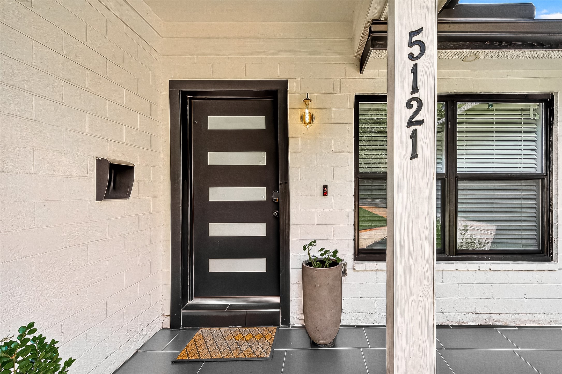 5121 Locust Street Bellaire, TX 77401 - Photo 6 of 43 Modern privacy Entrance door