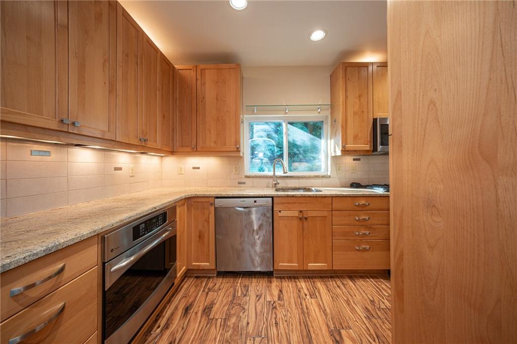 2928 Fernwald Road Pittsburgh, PA 15217 - Photo 13 of 48 Gallery Image 13