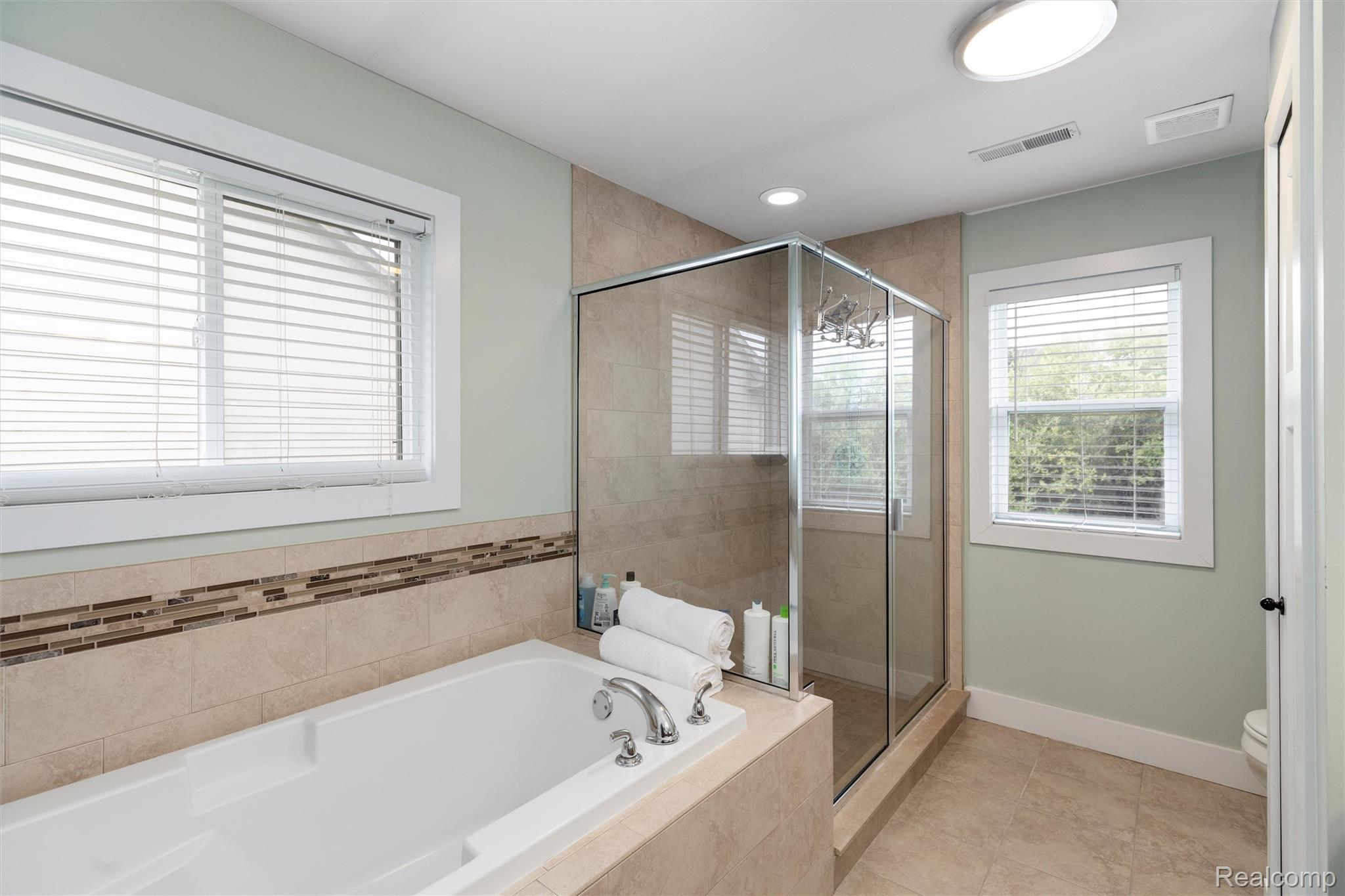 1016 West Snell Road Rochester, MI 48306 - Photo 29 of 35 Bathroom