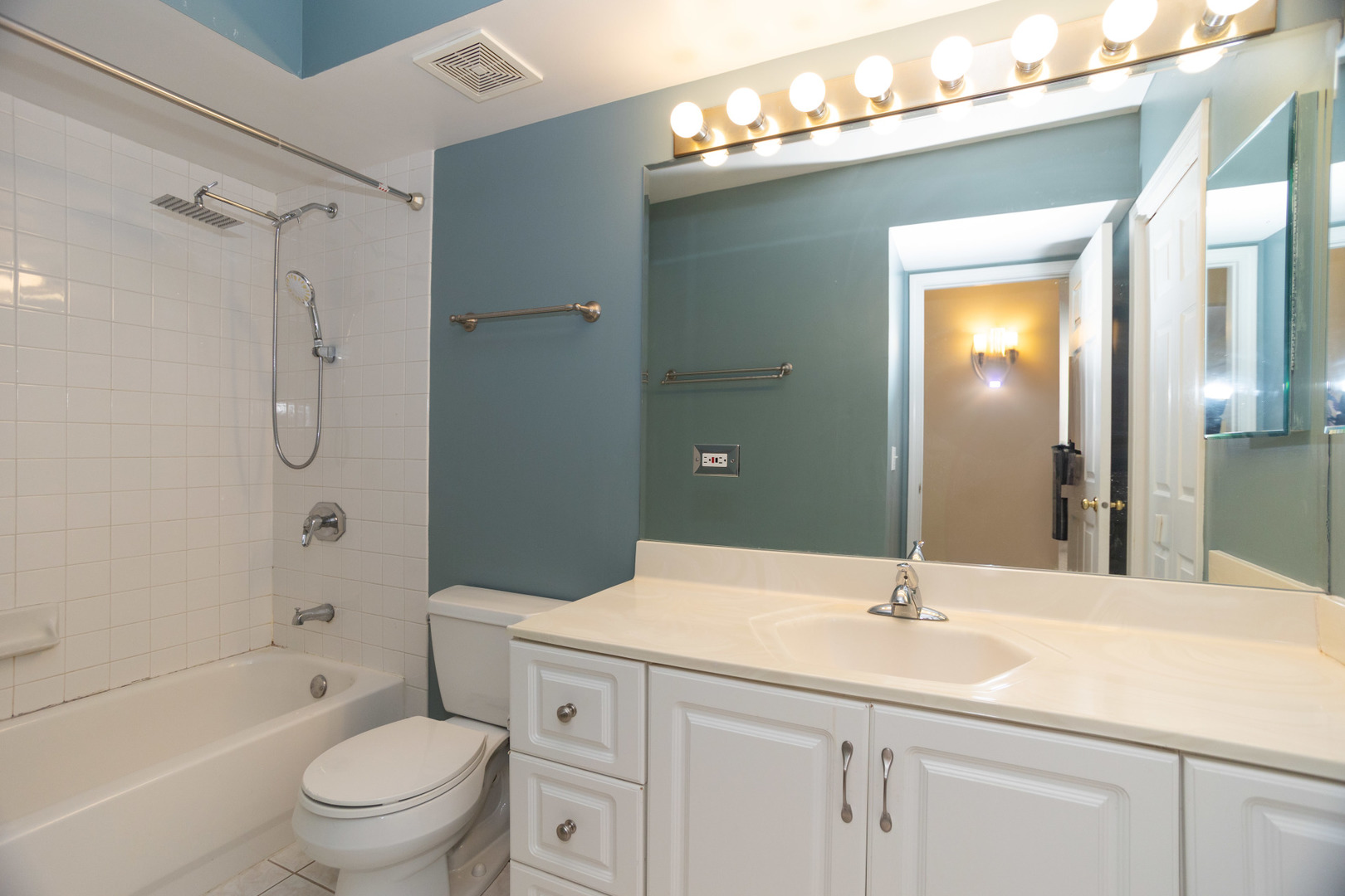 5225 North Riversedge Terrace, Unit 507 Chicago, IL 60630 - Photo 10 of 14 Gallery Image 10