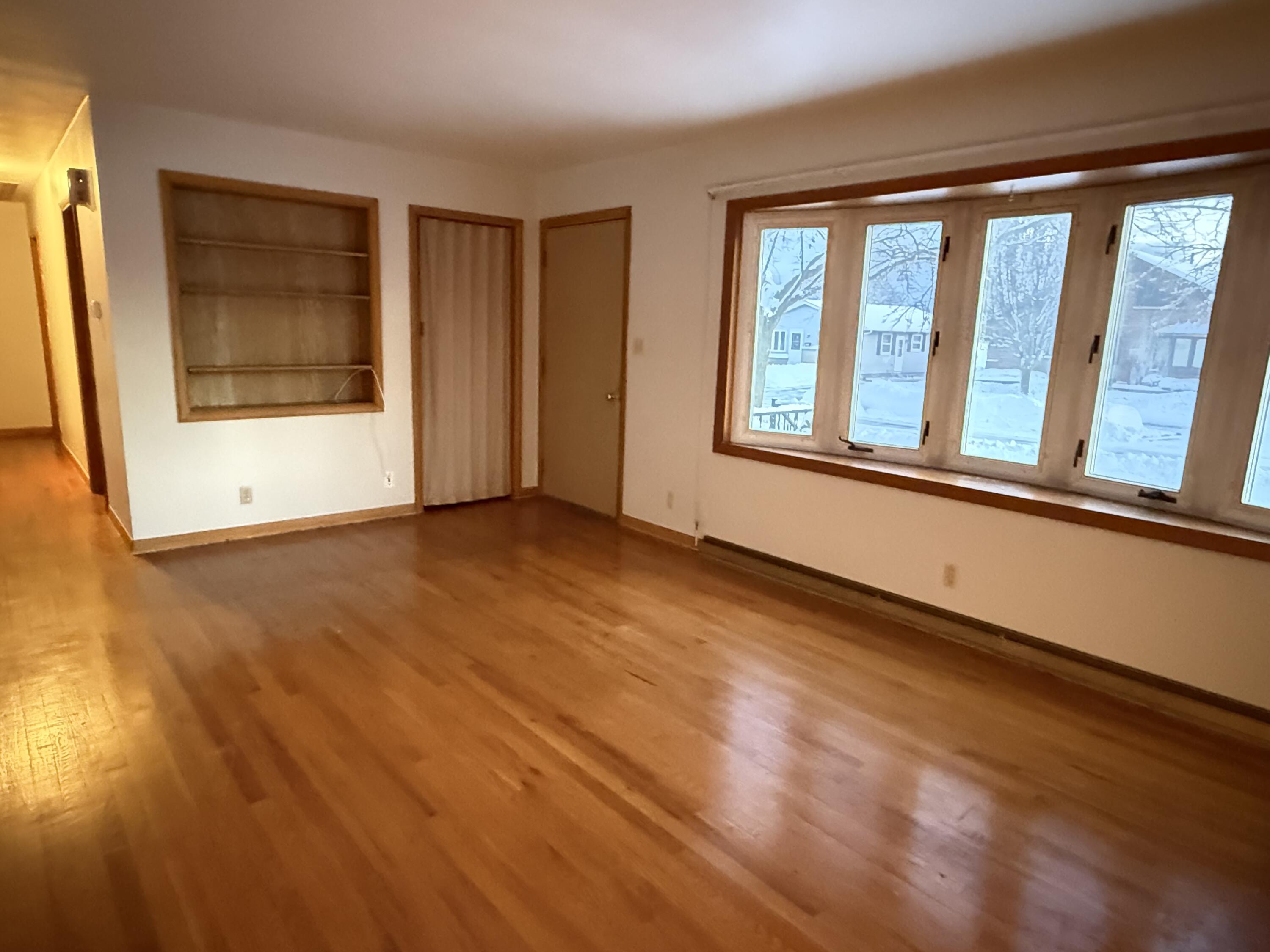 1716 George Street Manitowoc, WI 54220 - Photo 3 of 28 4 living room