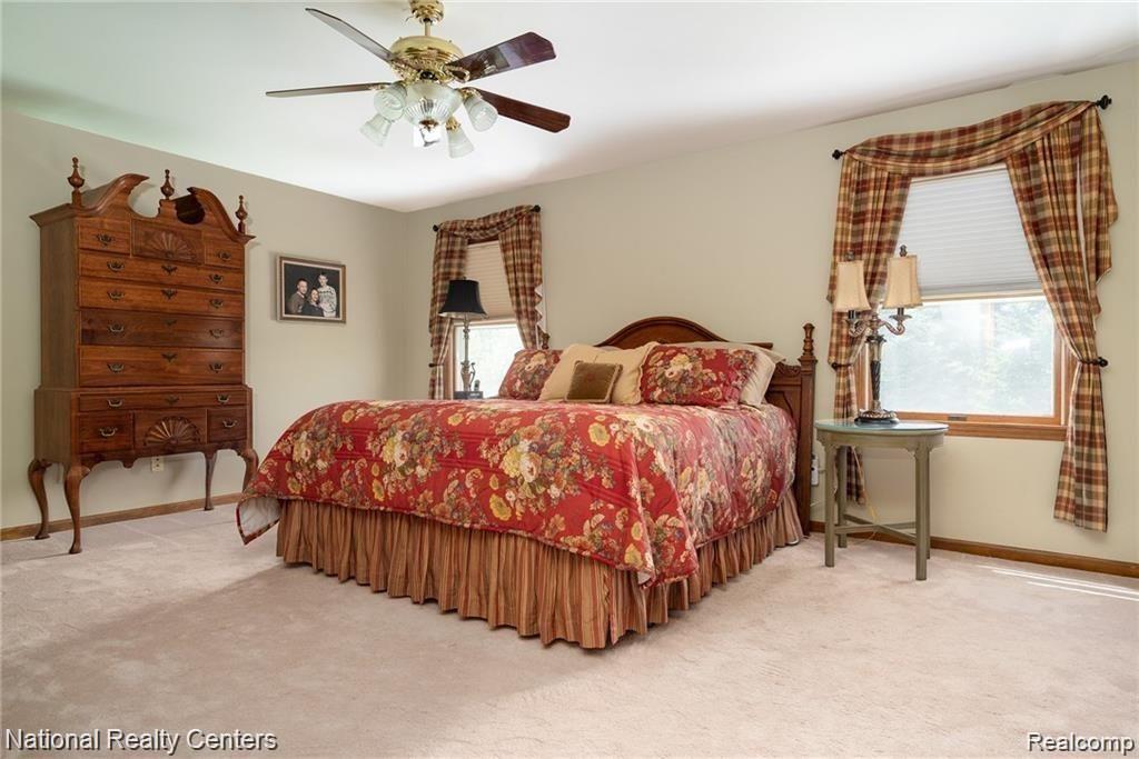 2330 Dutton Road Rochester, MI 48306 - Photo 21 of 40 Large master bedroom