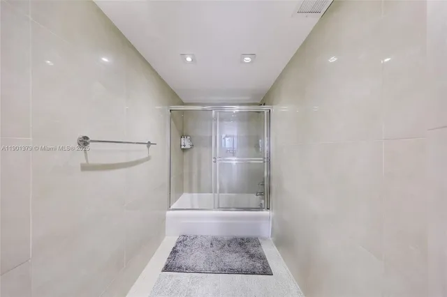 $6,000 | 2333 Brickell Avenue, Unit 1406, Miami, FL 33129