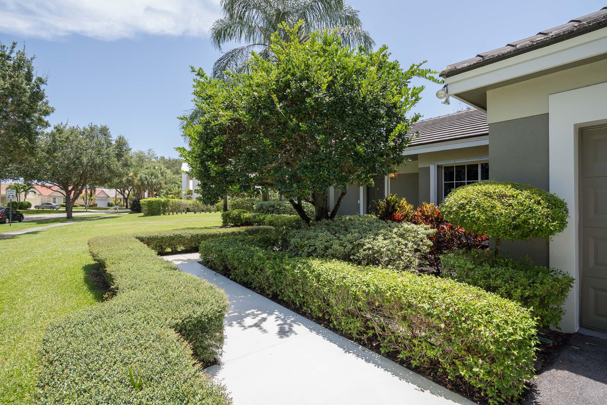 3910 Sabal Lakes Road Delray Beach, FL 33445 - Photo 4 of 37 BEAUTIFULLY MANICURED HOME