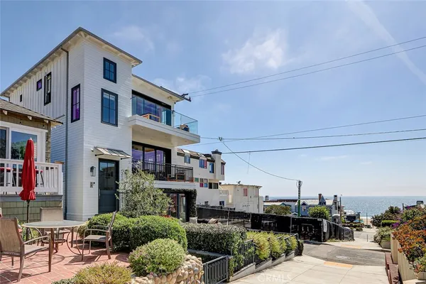 $6,899,000 | 216 4th Street, Manhattan Beach, CA 90266