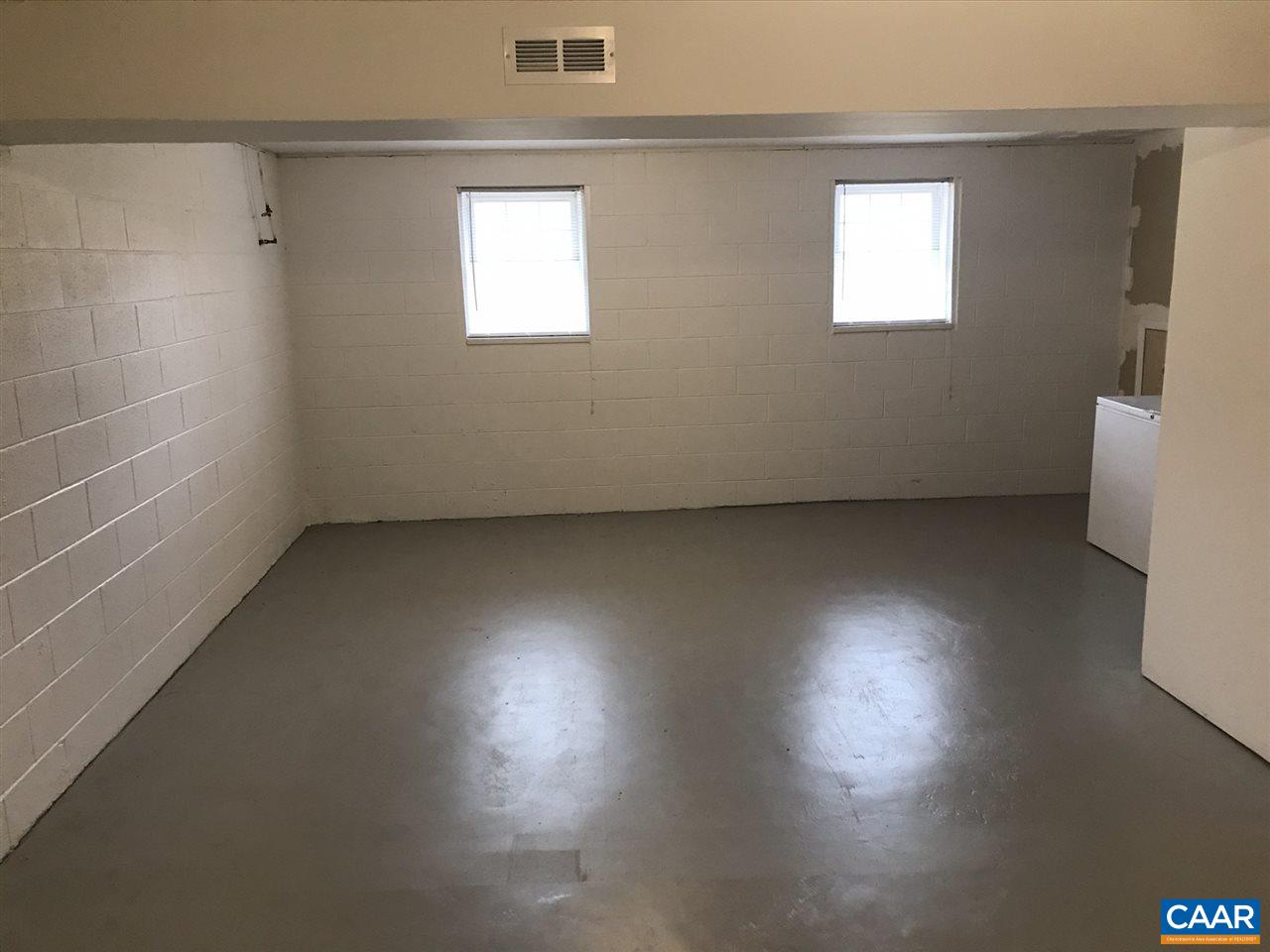 6845 Cabell Road Howardsville, VA 24562 - Photo 36 of 49 an empty room with a window