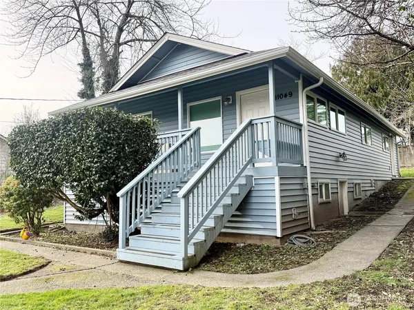 a view of a house with a yard