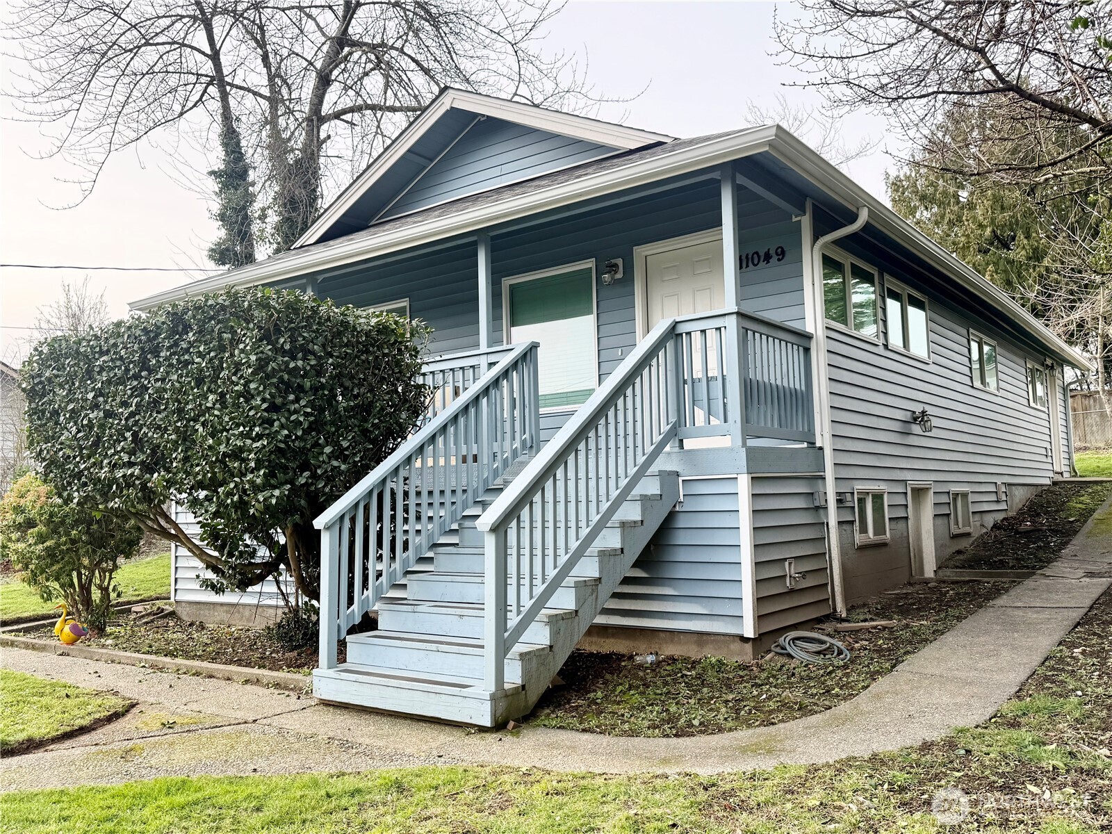 a view of a house with a yard