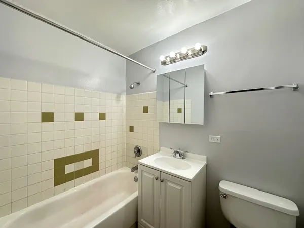$1,425 | 4612 North Beacon Street, Unit 1G, Chicago, IL 60640