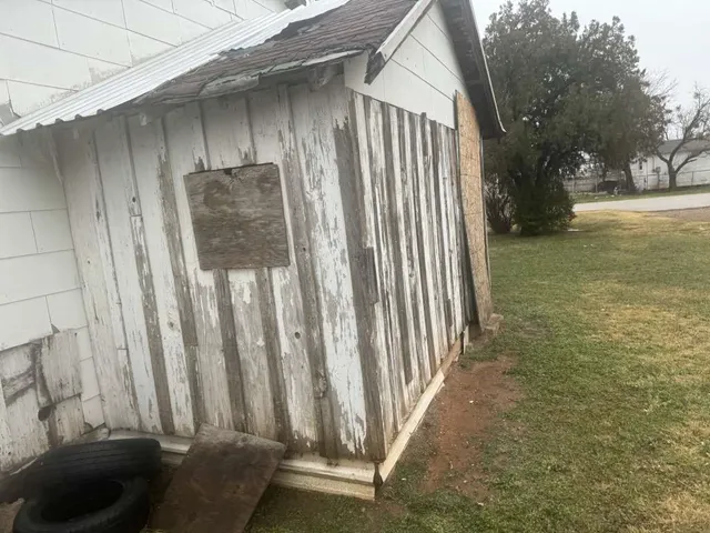 a view of a back yard from a backyard