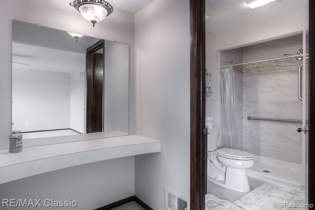 6516 Edgewood Road Canton, MI 48187 - Photo 27 of 48 master bath