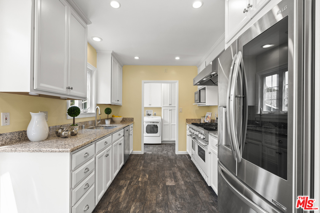 6370 Riggs Place Los Angeles, CA 90045 - Photo 6 of 30