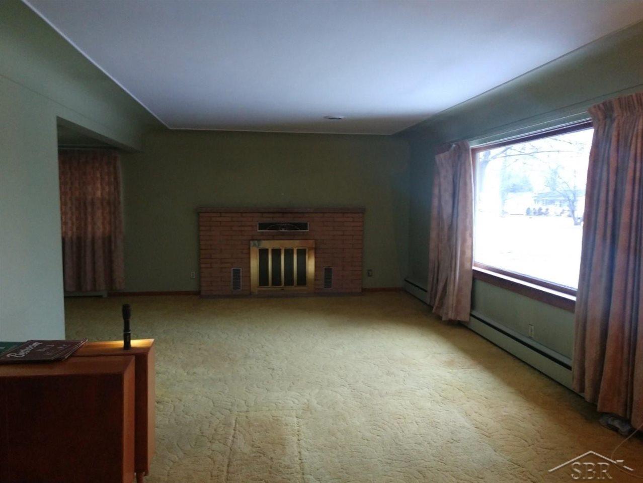 2129 Anderson Road Saginaw, MI 48603 - Photo 4 of 24 Living Room