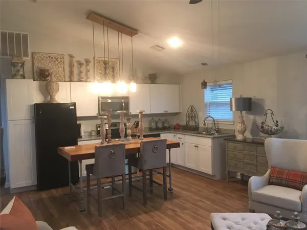 $1,900 | 1200 Choctaw Lane, Brenham, TX 77833