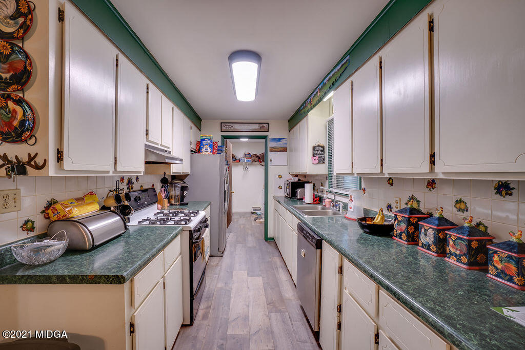 156 Walton Road Fort Valley, GA 31030 - Photo 11 of 61 a kitchen with granite countertop lots of counter top space