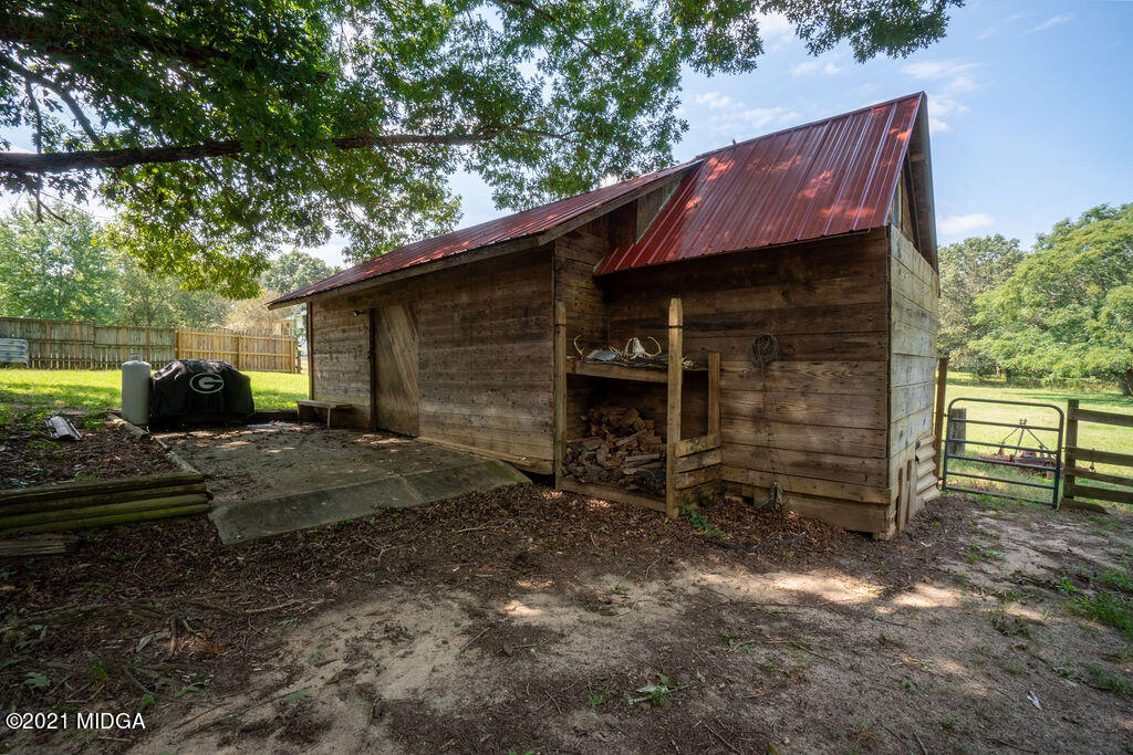 156 Walton Road Fort Valley, GA 31030 - Photo 51 of 61 a backyard of a house with barbeque oven