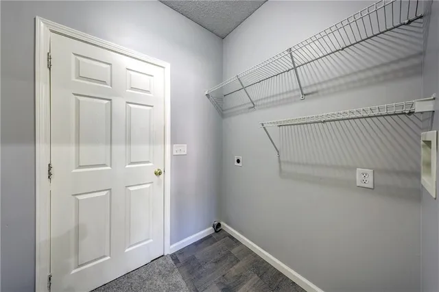 $352,500 | 9207 Boehm Drive, Lenexa, KS 66219