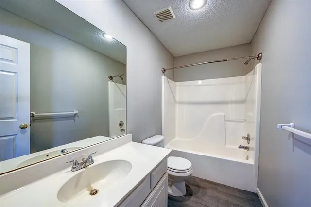 $352,500 | 9207 Boehm Drive, Lenexa, KS 66219