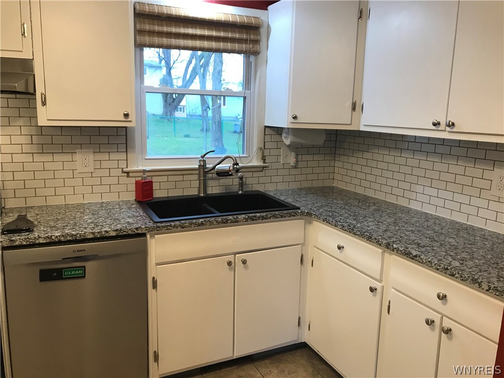 33 Anthony Drive Lancaster, NY 14043 - Photo 8 of 22 New granite countertop and quartz sink