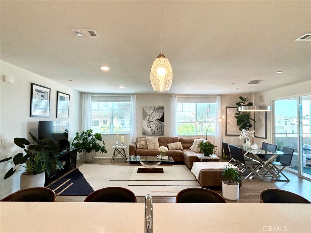 2870 Wagon Wheel Road, Unit 304 Oxnard, CA 93036 - Photo 3 of 31 Great Room