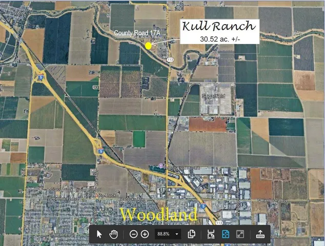 a view of entryway with a yard