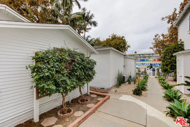 $2,675 | 11918 Rochester Avenue, Los Angeles, CA 90025