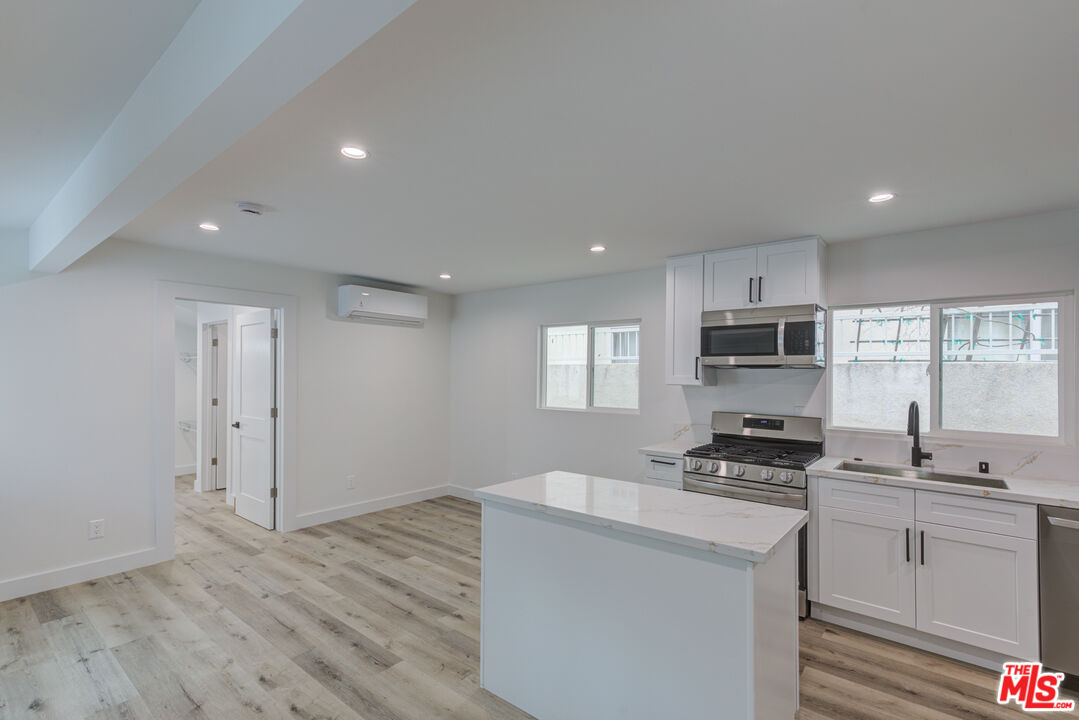 11918 Rochester Avenue Los Angeles, CA 90025 - Photo 5 of 19