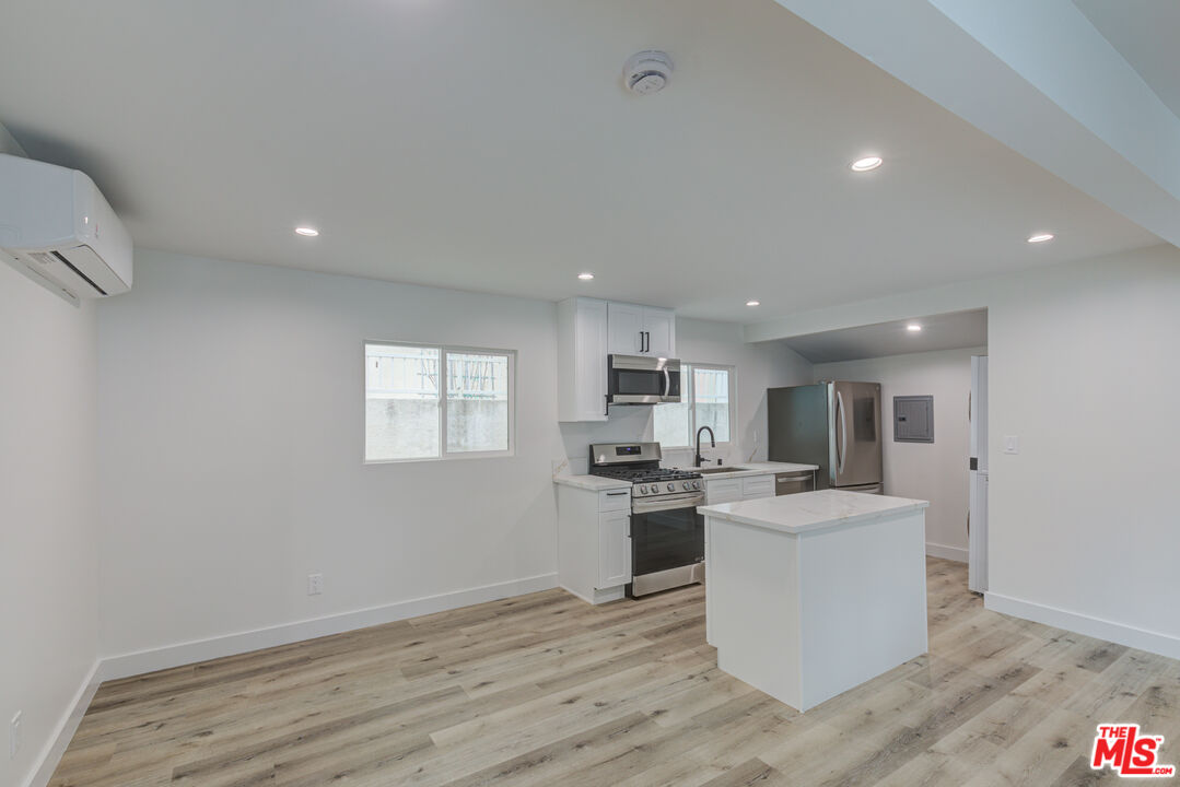 11918 Rochester Avenue Los Angeles, CA 90025 - Photo 6 of 19