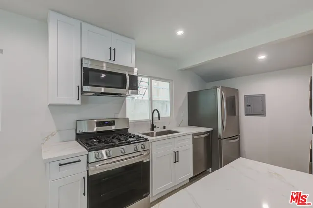 $2,675 | 11918 Rochester Avenue, Los Angeles, CA 90025