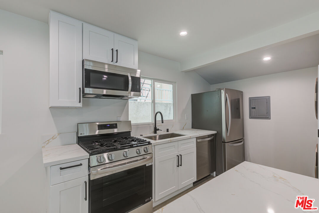 11918 Rochester Avenue Los Angeles, CA 90025 - Photo 9 of 19