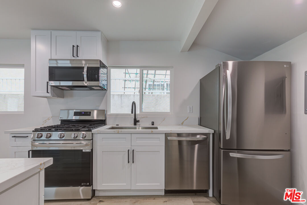 11918 Rochester Avenue Los Angeles, CA 90025 - Photo 10 of 19