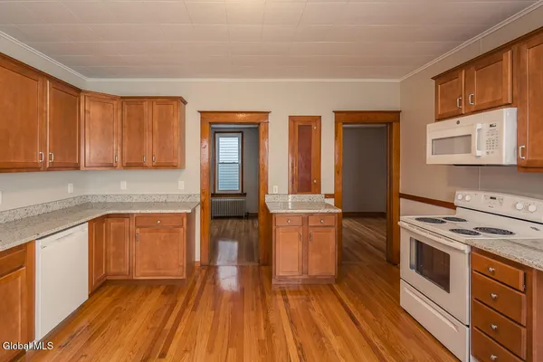 $1,450 | 65 Van Derveer Street, Unit FIRST FLOOR FRONT, Amsterdam, NY 12010