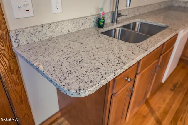 $1,450 | 65 Van Derveer Street, Unit FIRST FLOOR FRONT, Amsterdam, NY 12010