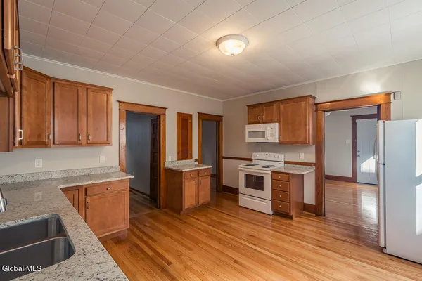 $1,450 | 65 Van Derveer Street, Unit FIRST FLOOR FRONT, Amsterdam, NY 12010