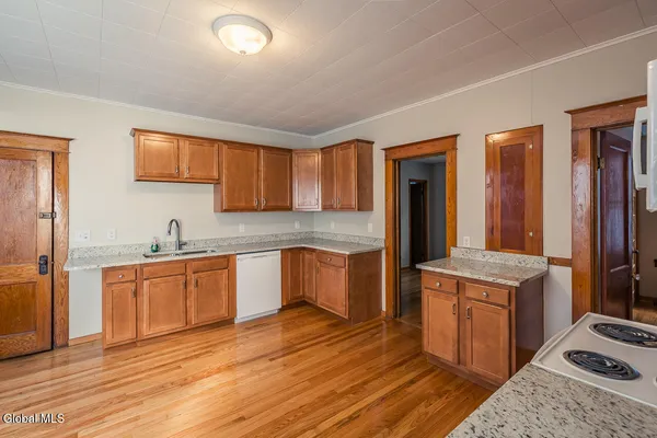 $1,450 | 65 Van Derveer Street, Unit FIRST FLOOR FRONT, Amsterdam, NY 12010