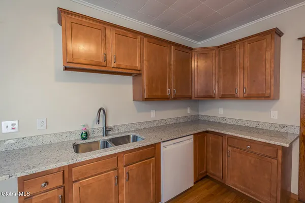 $1,450 | 65 Van Derveer Street, Unit FIRST FLOOR FRONT, Amsterdam, NY 12010