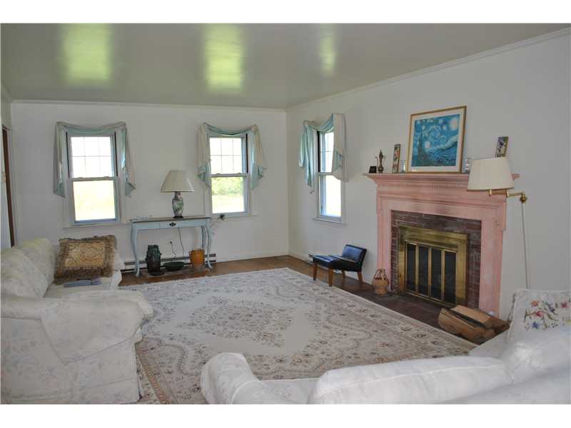 30 Ridge Road Newport, RI 02840 - Photo 2 of 12 Living Room.